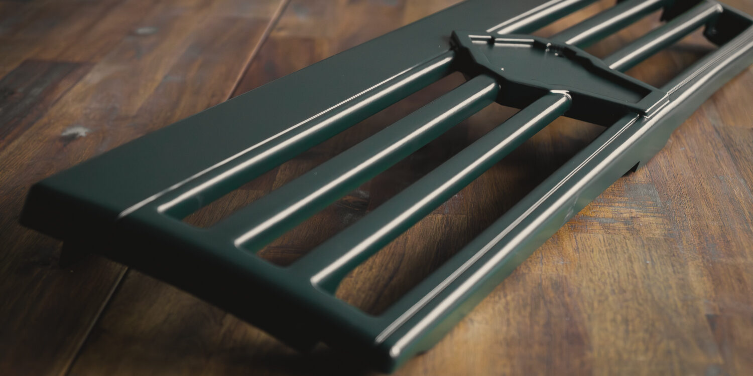 Ein Kühlergrill, der dank 3D-Scan und Reverse-Engineering digitalisiert und anschliessend im 3D-Druck produziert und lackiert wurde. Das Bauteil wurde im Binder Jetting mit dem Material PMMA hergestellt.