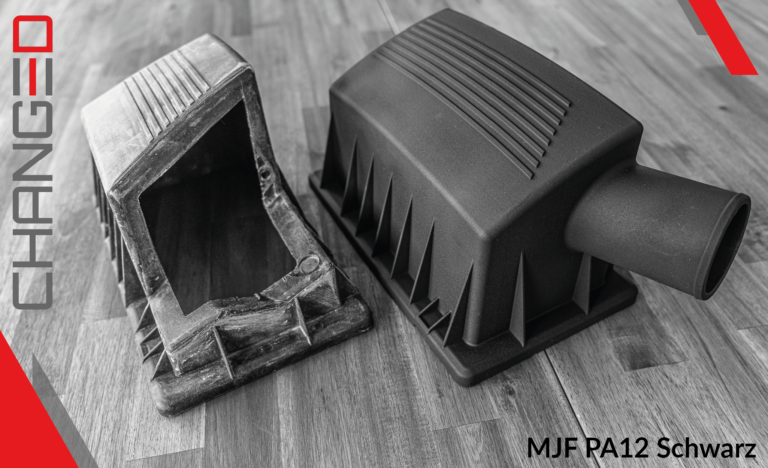 Zwei Luftfilterkästen aus einem Auto. Einer ist original und der andere ist individuell angepasst und wurde im HP MJF Verfahren gedruckt und Schwarz eingefärbt.