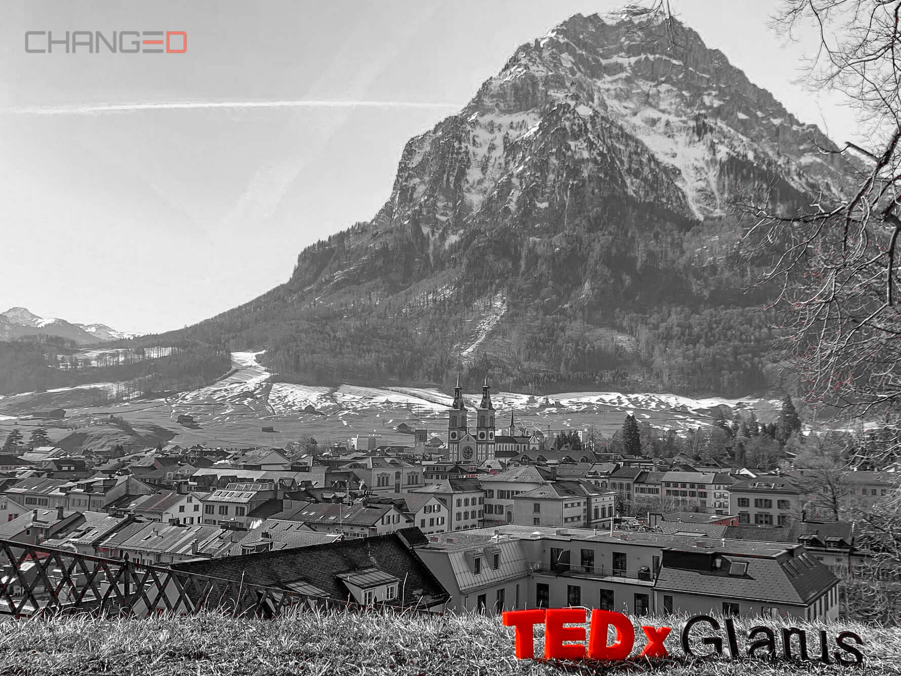 TEDxGlarus Logo Glarus im Hintergrund