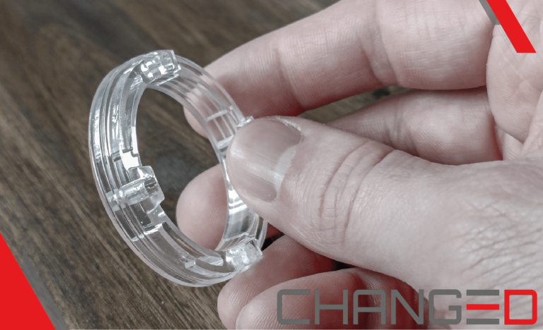 Eine Hand, die einen Ring aus dem hochtransparentem Material ClearVue hält.